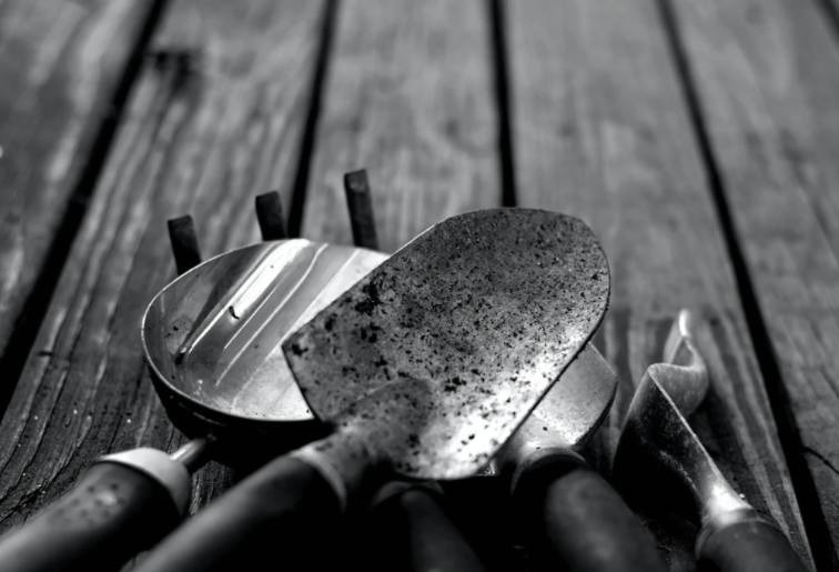 shovel spade trowel gardening tools on table